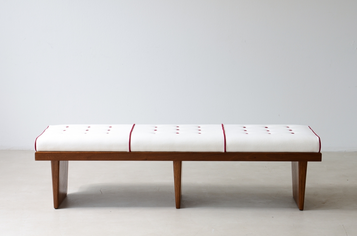 Panca con struttura in legno a tre montanti 1950