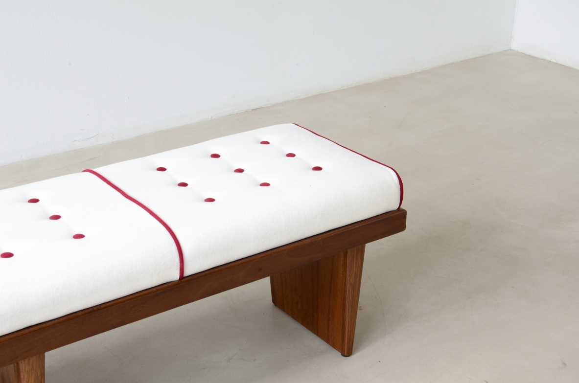 Panca con struttura in legno a tre montanti 1950
