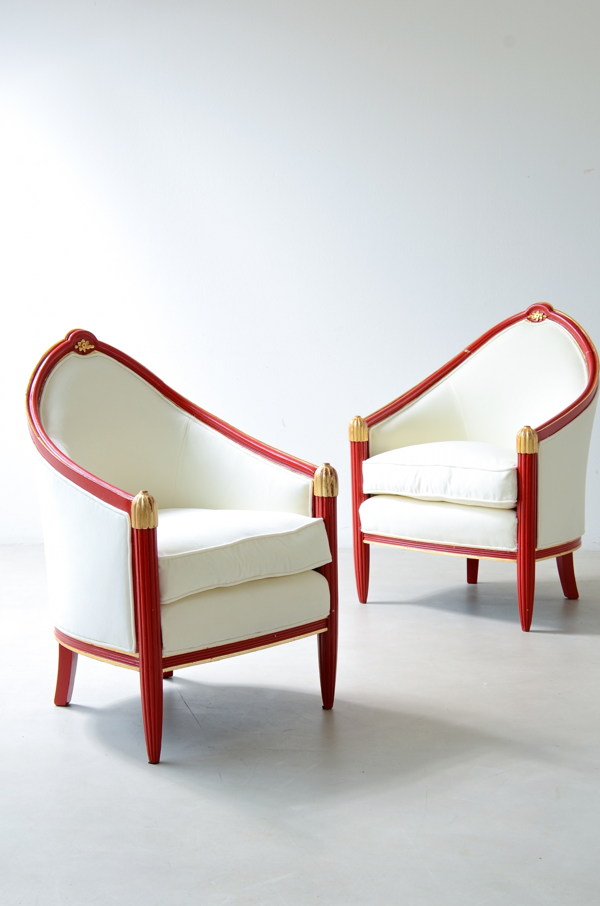 Coppia di poltroncine a pozzetto in legno laccato Francia, 1930ca