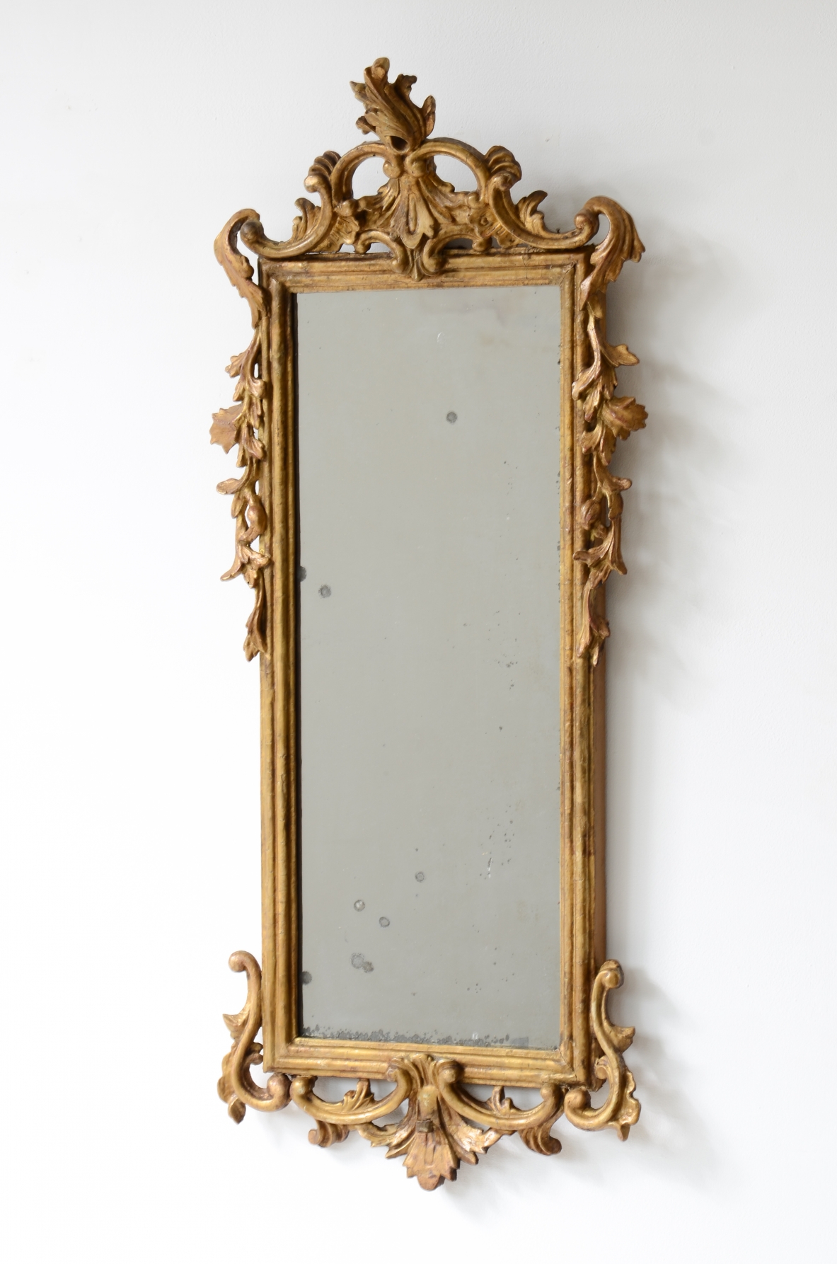 Coppia di raffinate specchiere in legno intagliato e dorato 1730-1750ca.