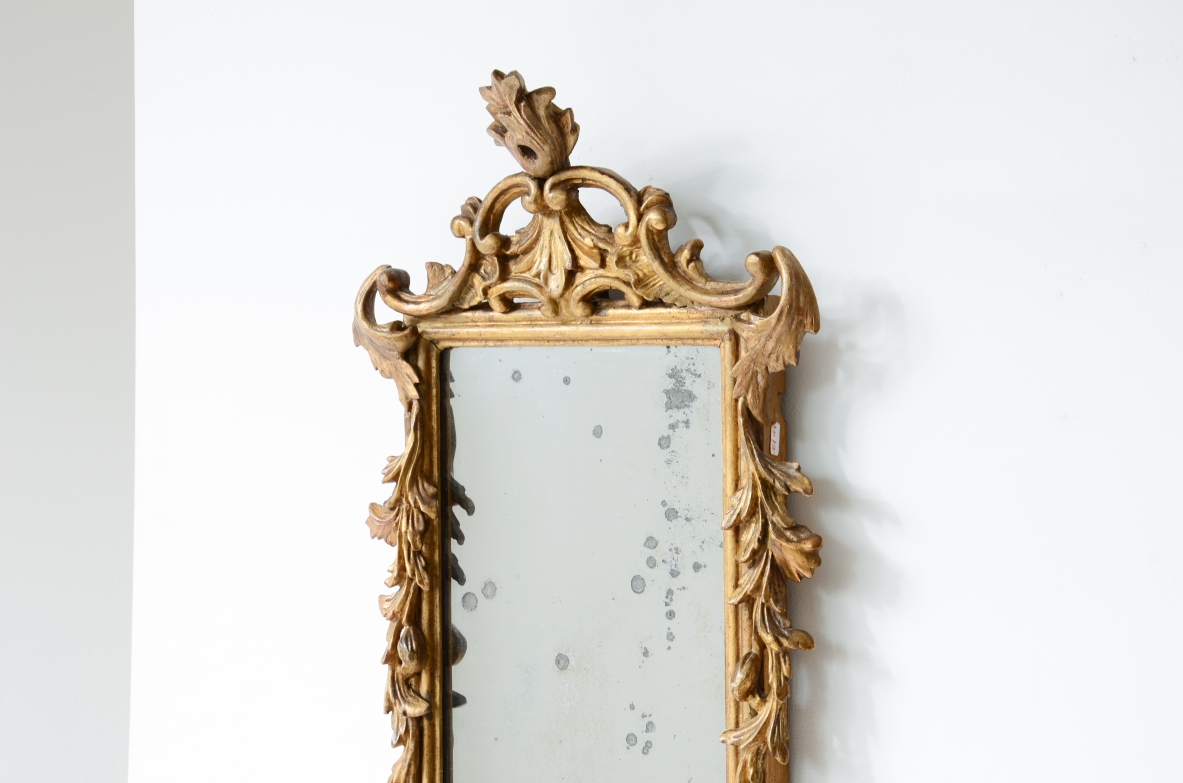 Coppia di raffinate specchiere in legno intagliato e dorato 1730-1750ca.