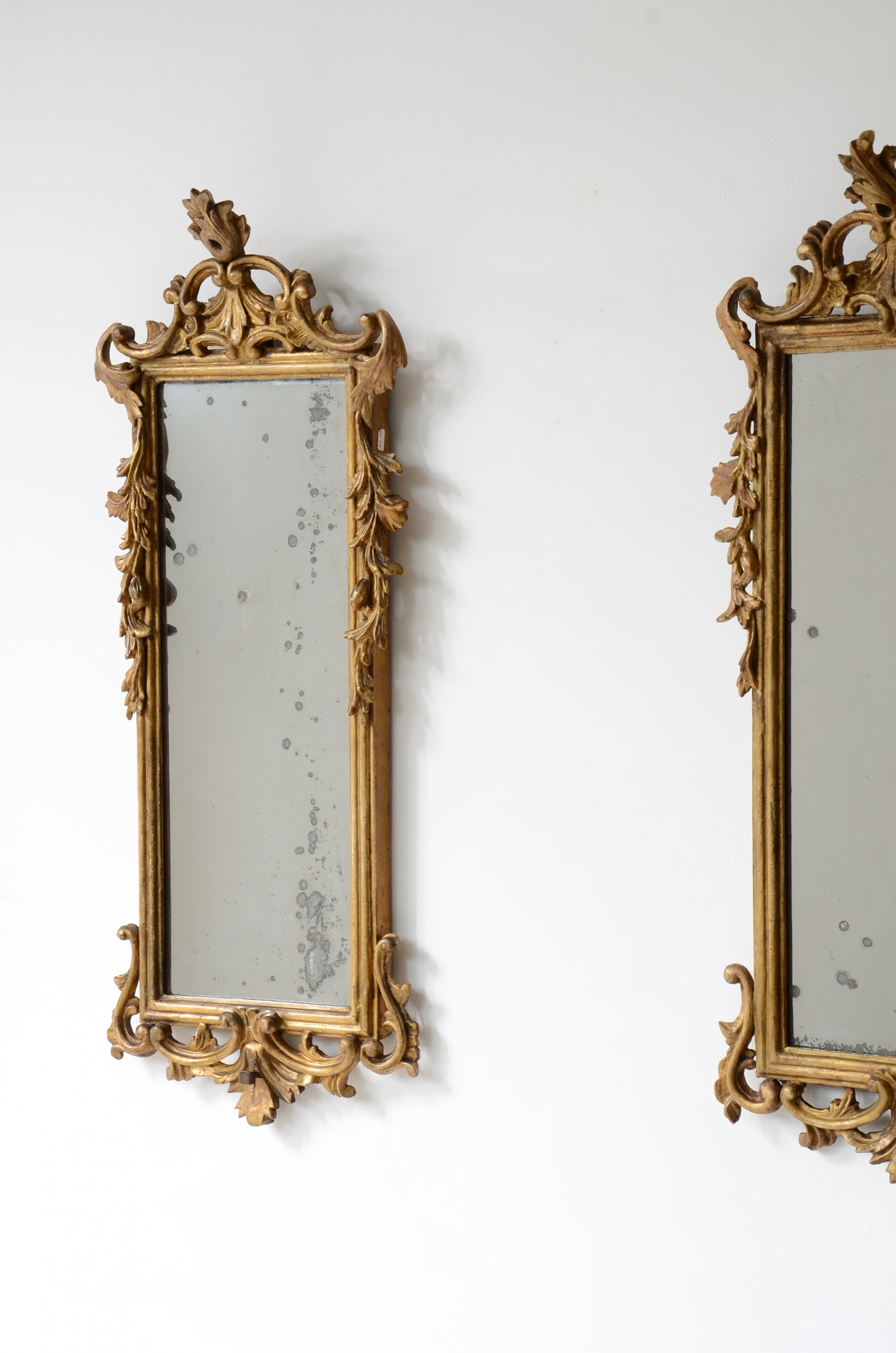 Coppia di raffinate specchiere in legno intagliato e dorato 1730-1750ca.