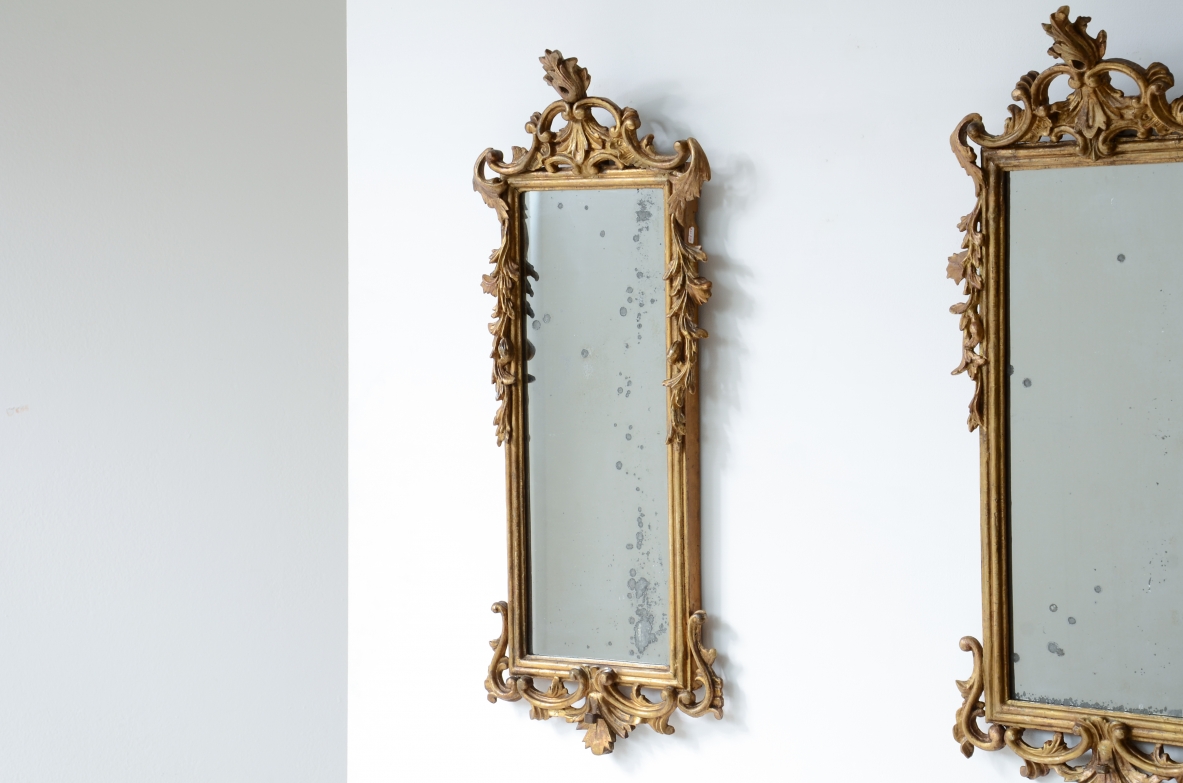 Coppia di raffinate specchiere in legno intagliato e dorato 1730-1750ca.