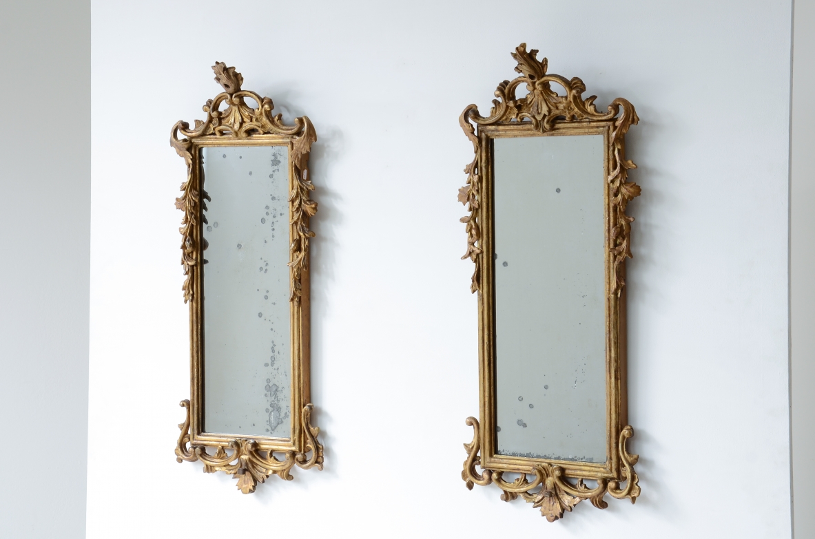 Coppia di raffinate specchiere in legno intagliato e dorato 1730-1750ca.