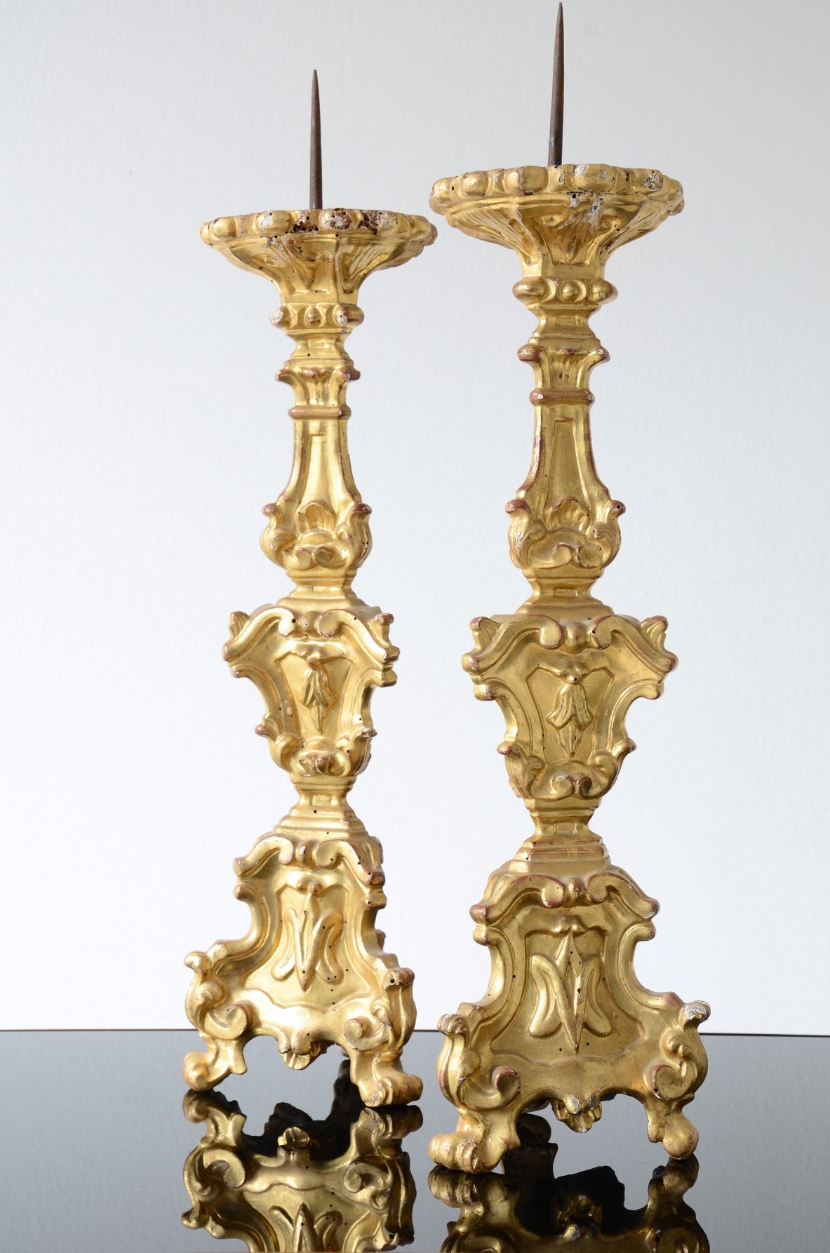 Bella coppia di candelieri in legno intagliato e dorato. Barocco italiano, Luigi XIV, 1680-1720ca.
