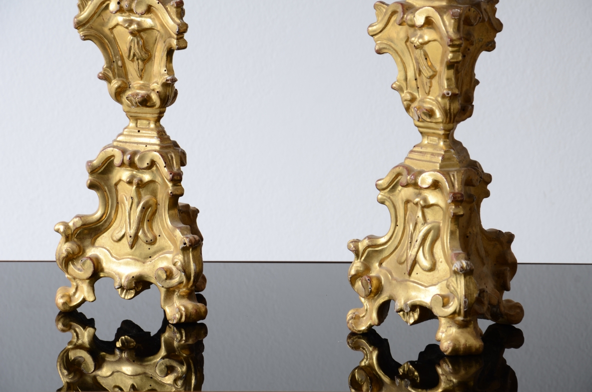 Bella coppia di candelieri in legno intagliato e dorato. Barocco italiano, Luigi XIV, 1680-1720ca.