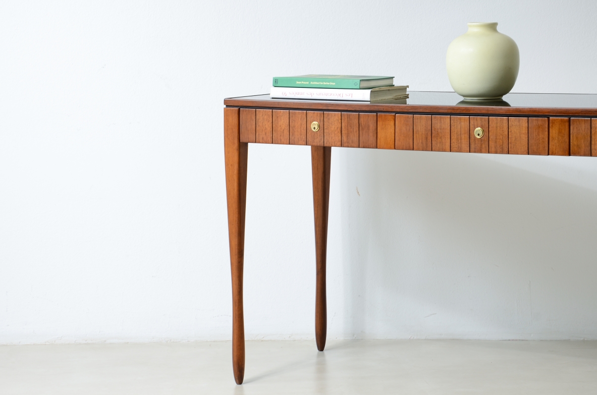 Paolo Buffa, Console da centro, gambe tornite. Piano in vetro opalino. 1955