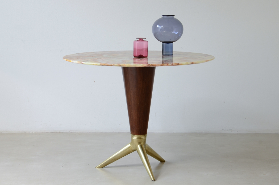 Rare table with a turned wooden base, splendid onyx top by Isa Bergamo, ca. 1950.