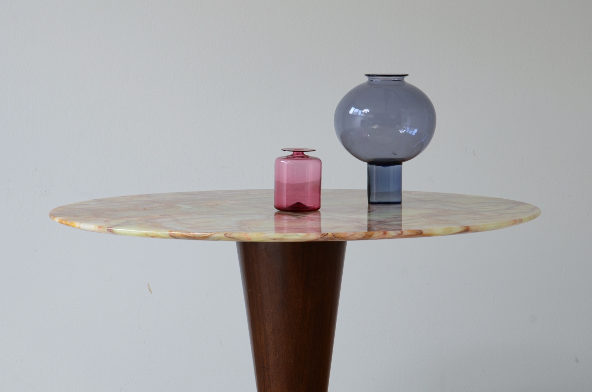 Rare table with a turned wooden base, splendid onyx top by Isa Bergamo, ca. 1950.
