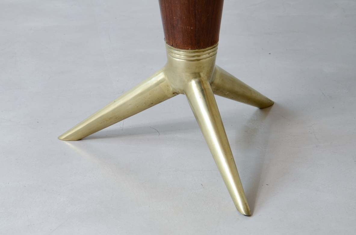 Rare table with a turned wooden base, splendid onyx top by Isa Bergamo, ca. 1950.
