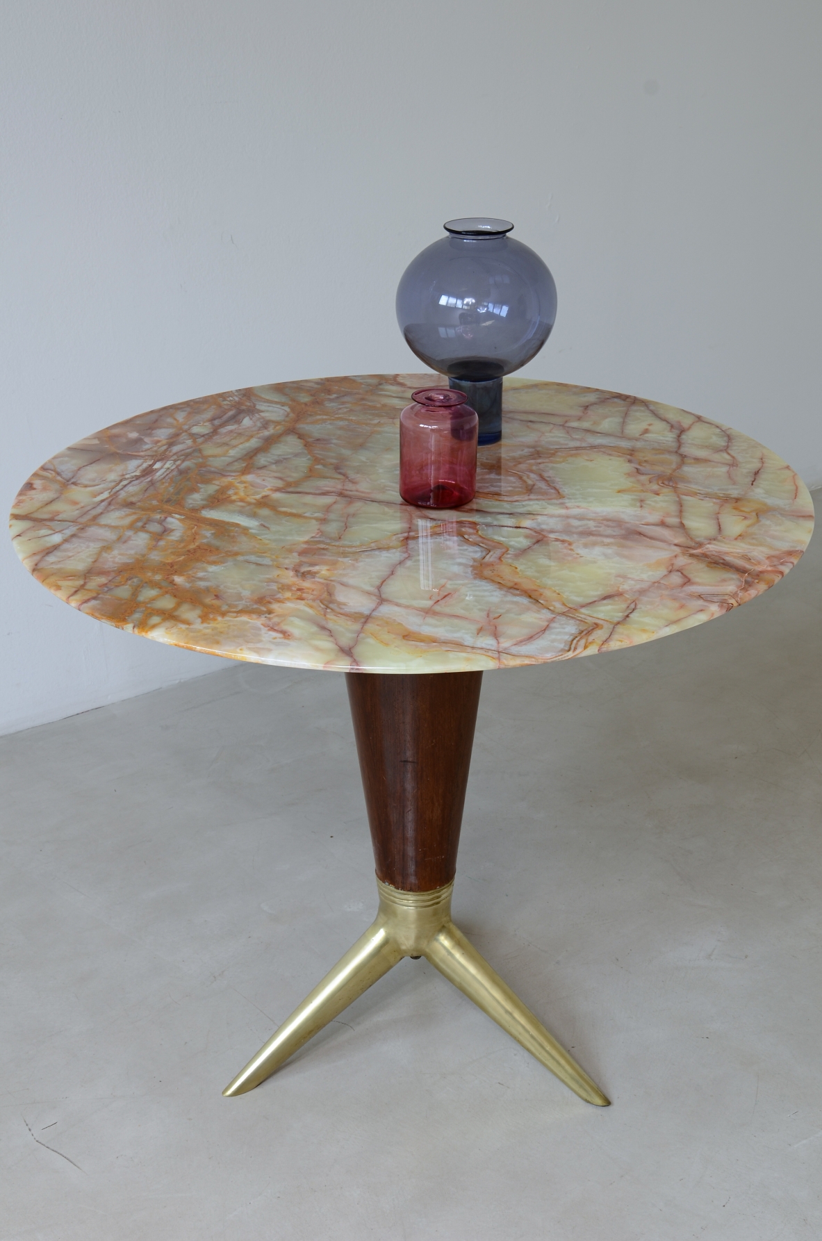 Rare table with a turned wooden base, splendid onyx top by Isa Bergamo, ca. 1950.