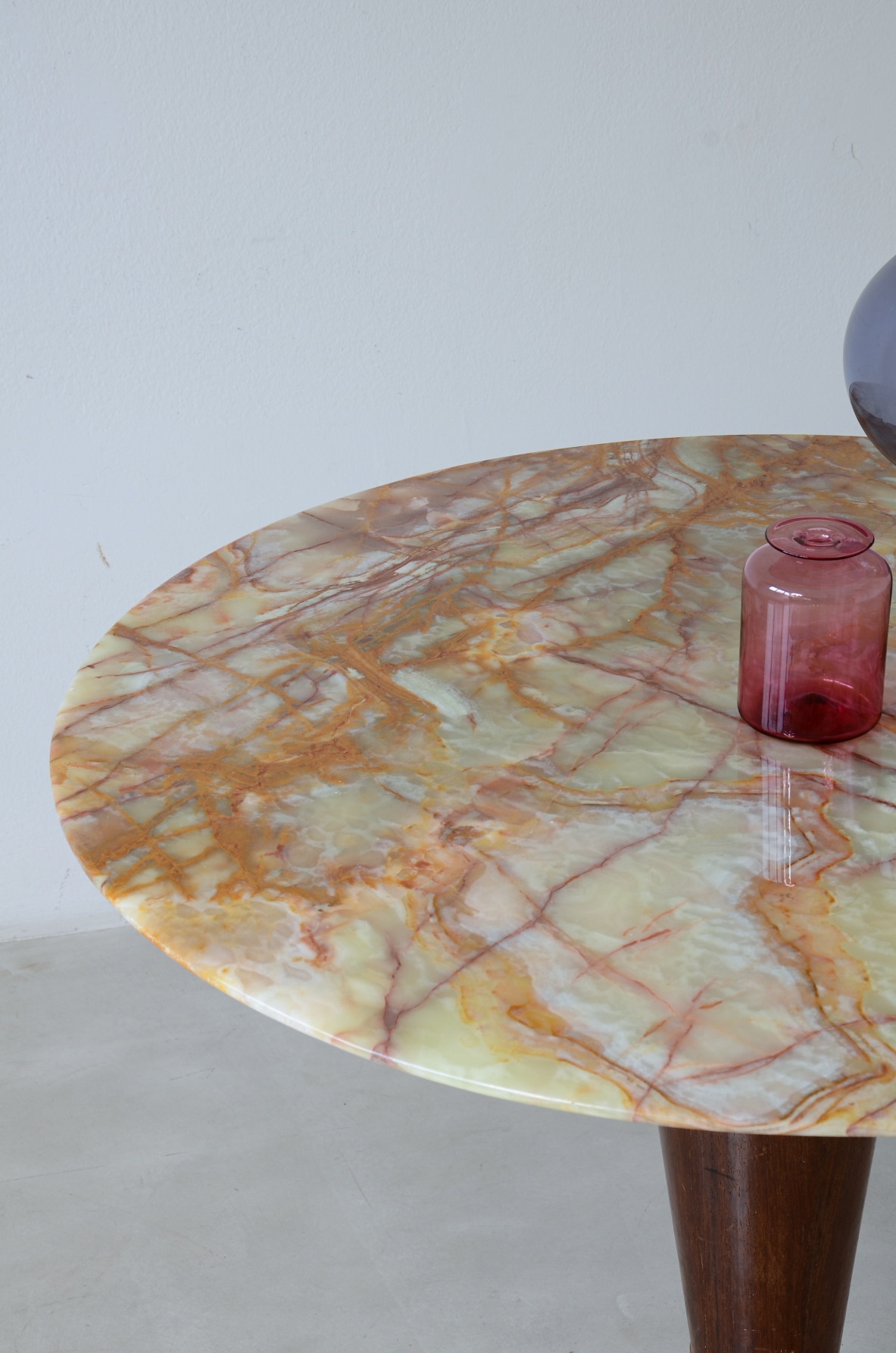 Rare table with a turned wooden base, splendid onyx top by Isa Bergamo, ca. 1950.