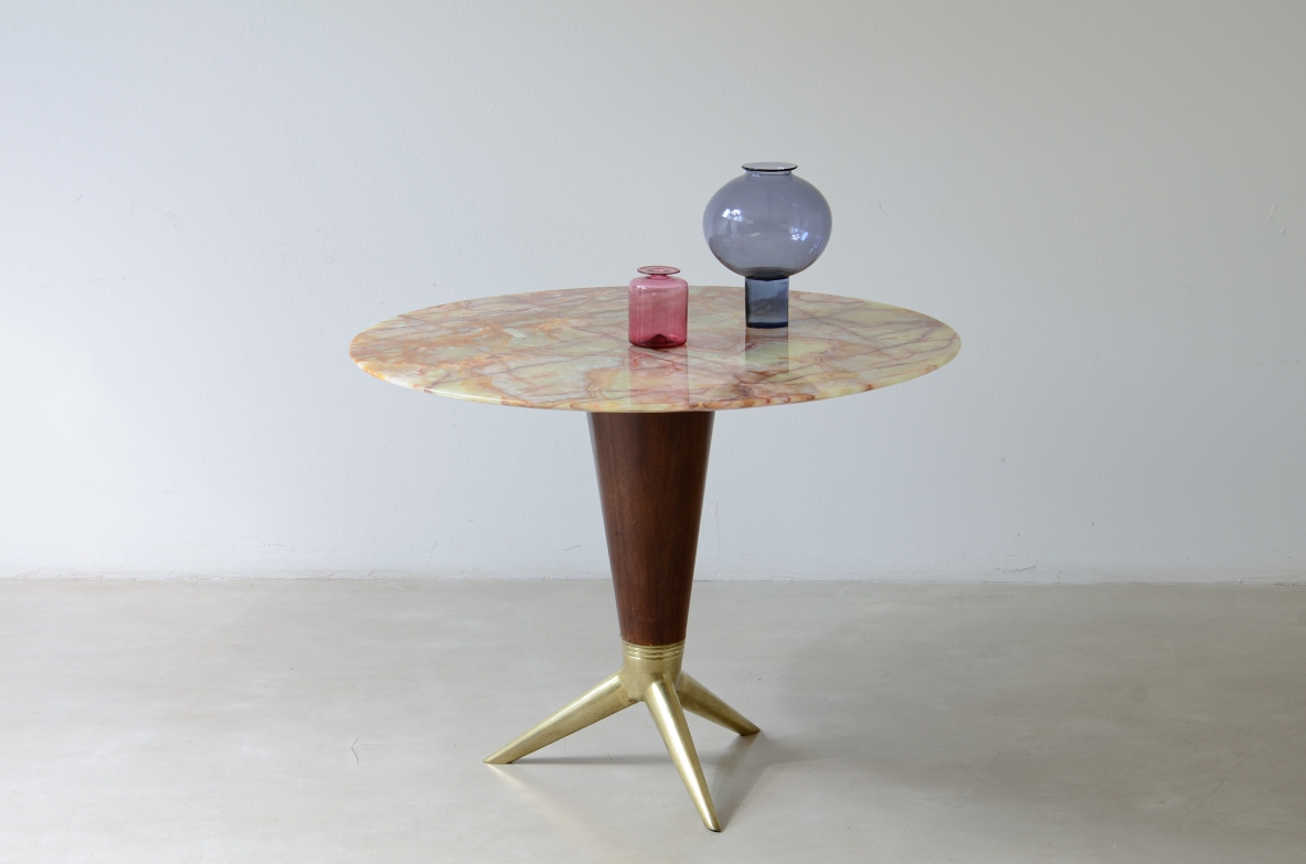 Rare table with a turned wooden base, splendid onyx top by Isa Bergamo, ca. 1950.
