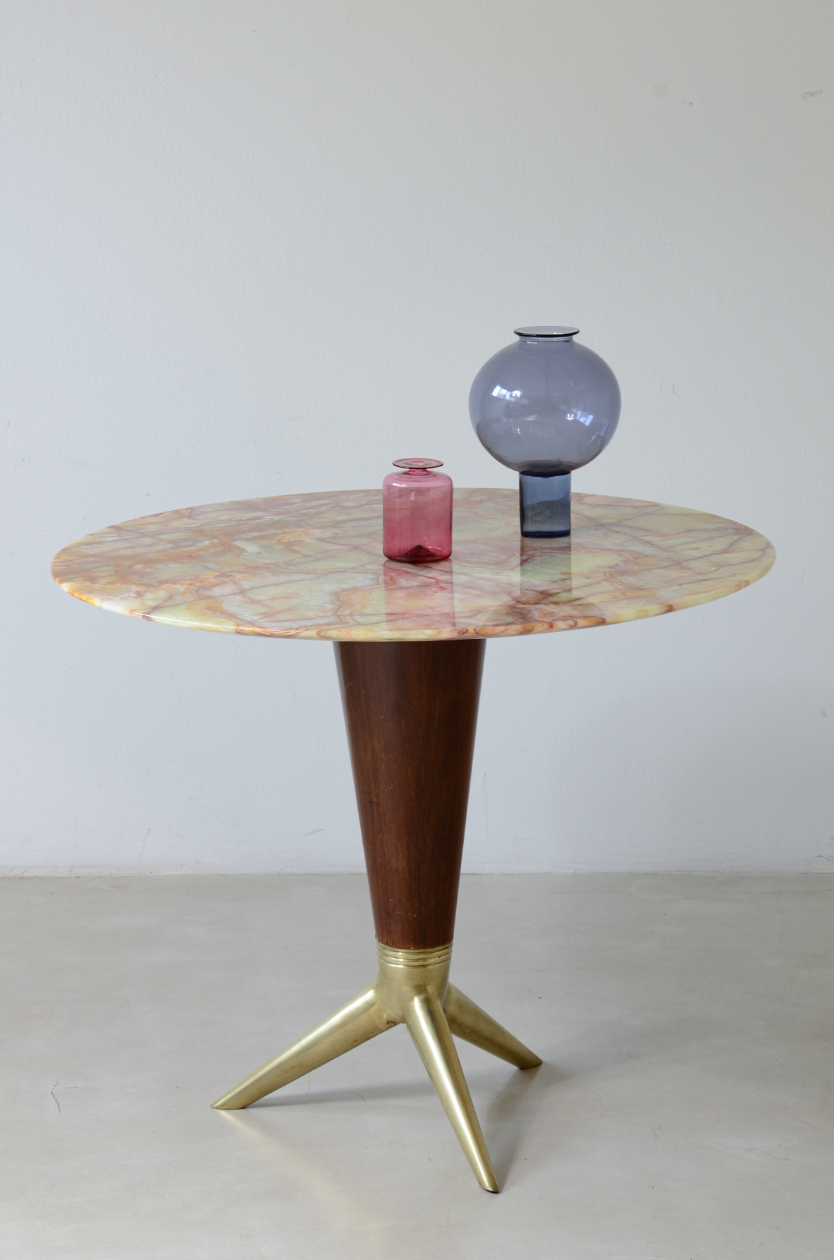 Rare table with a turned wooden base, splendid onyx top by Isa Bergamo, ca. 1950.