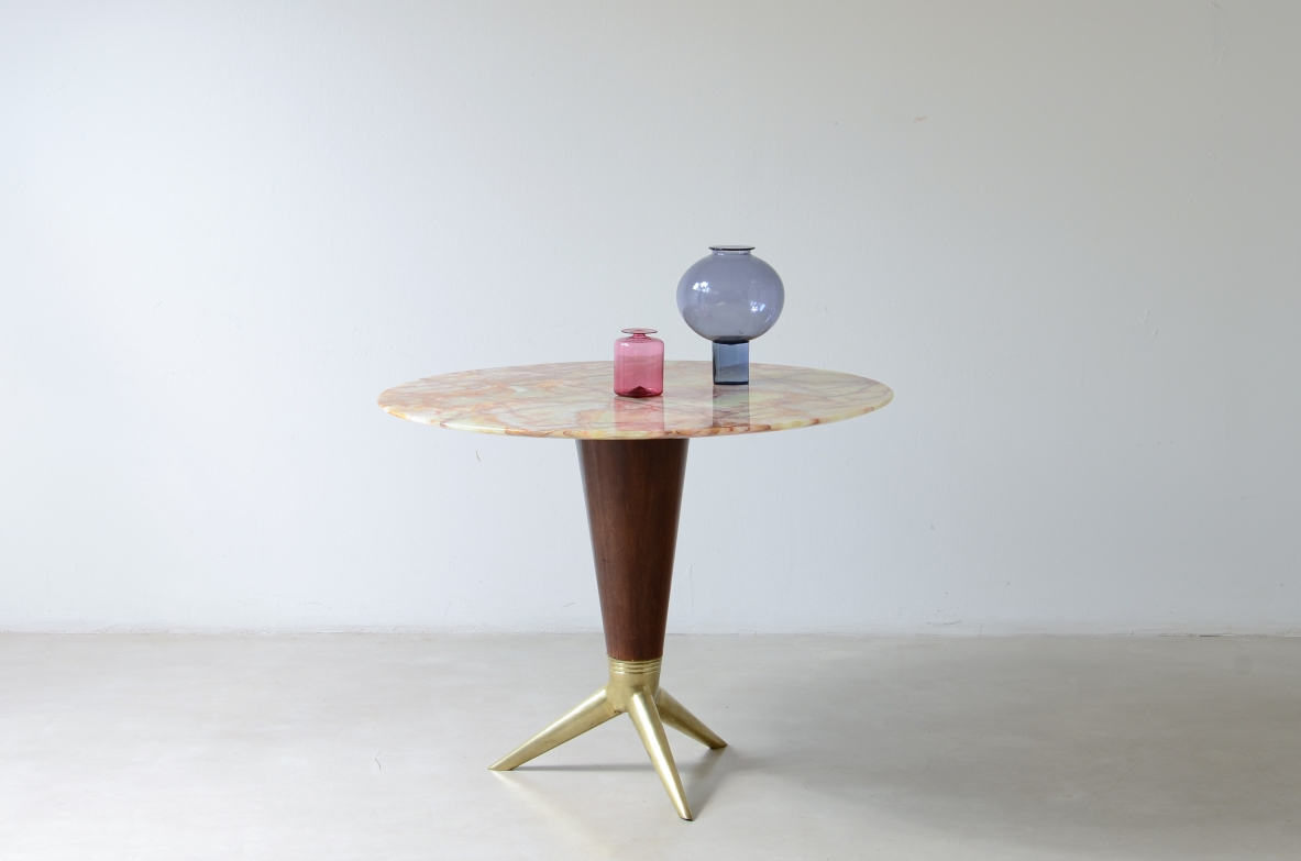 Rare table with a turned wooden base, splendid onyx top by Isa Bergamo, ca. 1950.