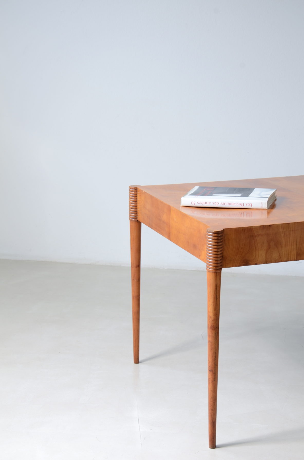 1940 Cherry table with turned legs and turned disc decoration