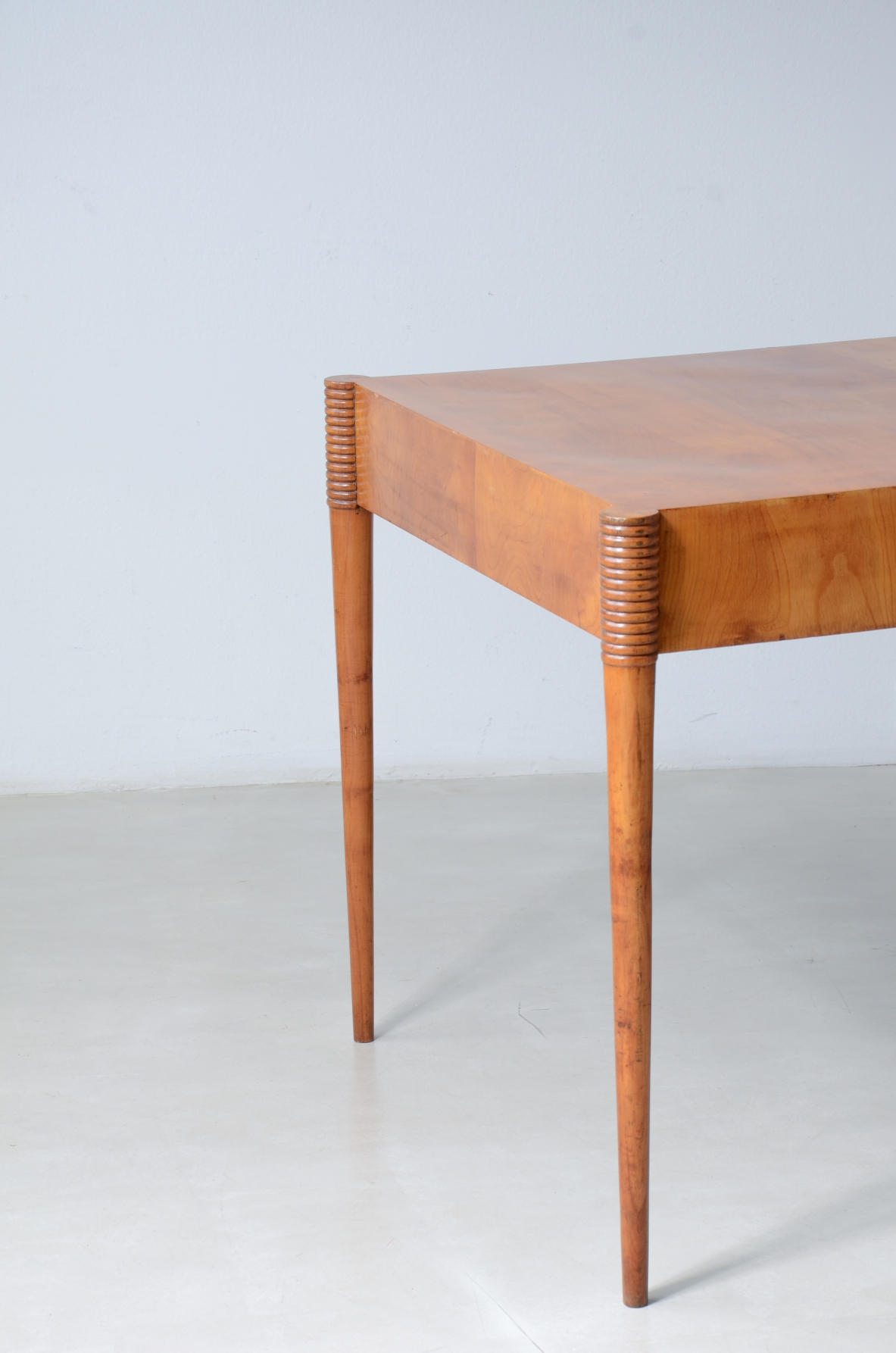 1940 Cherry table with turned legs and turned disc decoration