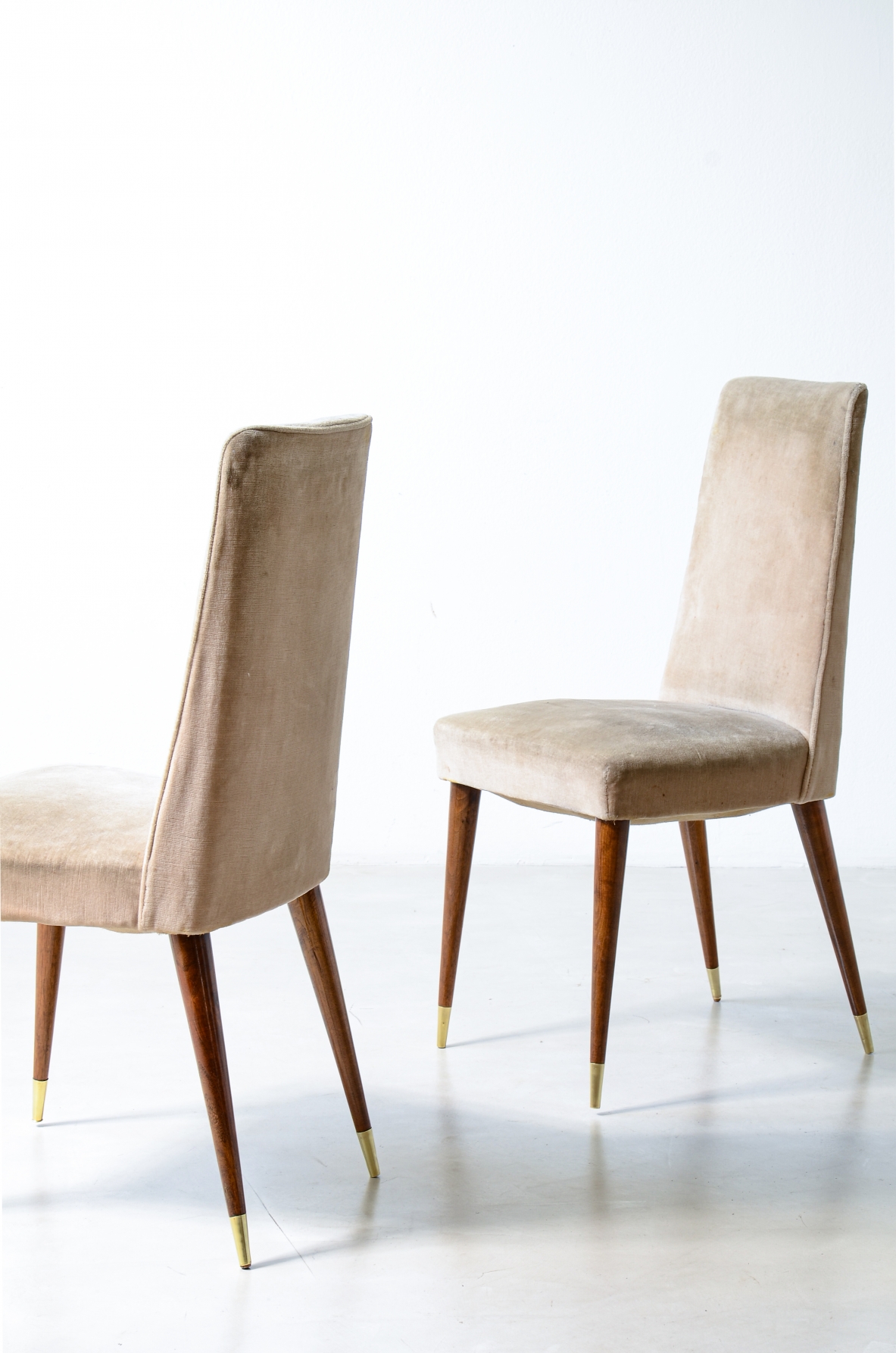 Melchiorre Bega Set of six elegant wooden chairs,Tapered legs with brass tips and velvet upholstery. Bologna, ca. 1950.