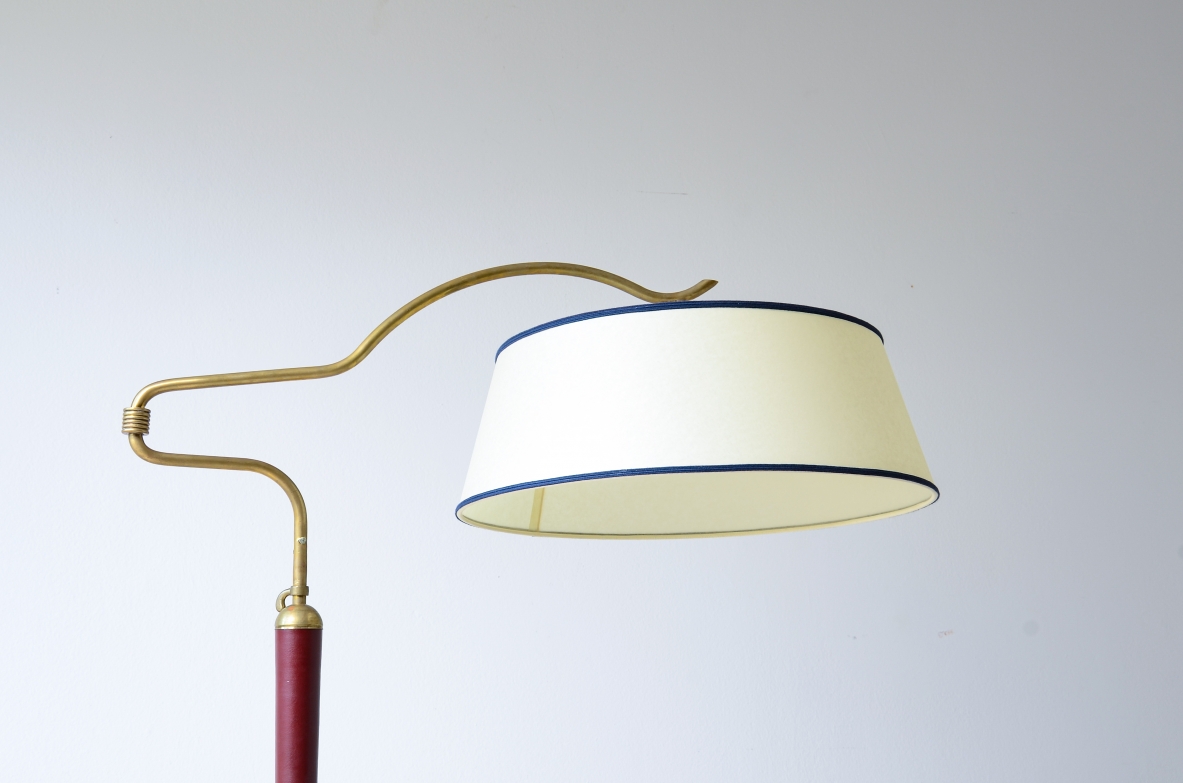 Arredoluce  Lampada da terra con stelo rivestito in pelle rosso scuro e ottone 1935