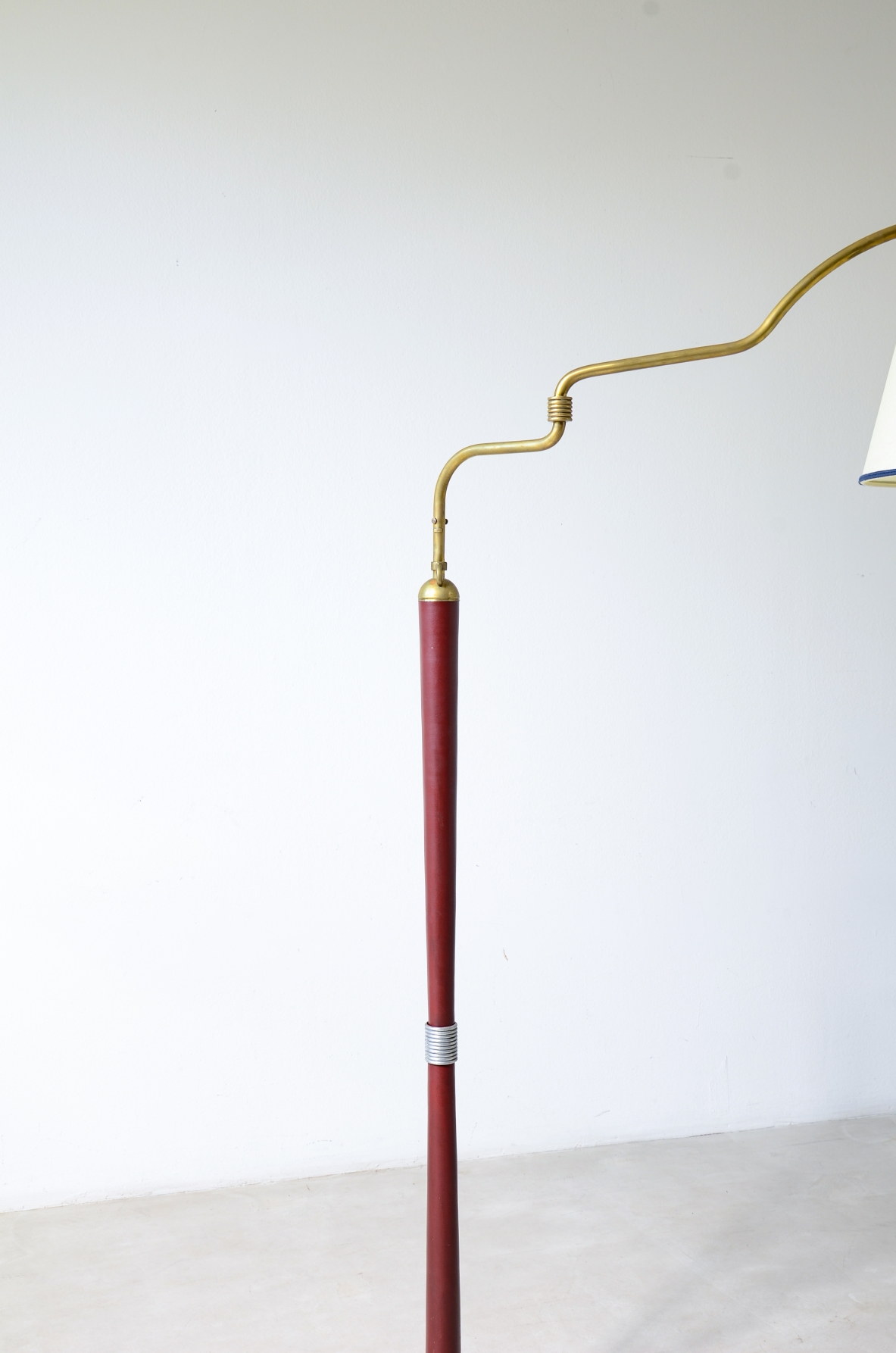 Arredoluce  Lampada da terra con stelo rivestito in pelle rosso scuro e ottone 1935