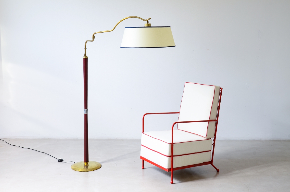 Arredoluce  Lampada da terra con stelo rivestito in pelle rosso scuro e ottone 1935