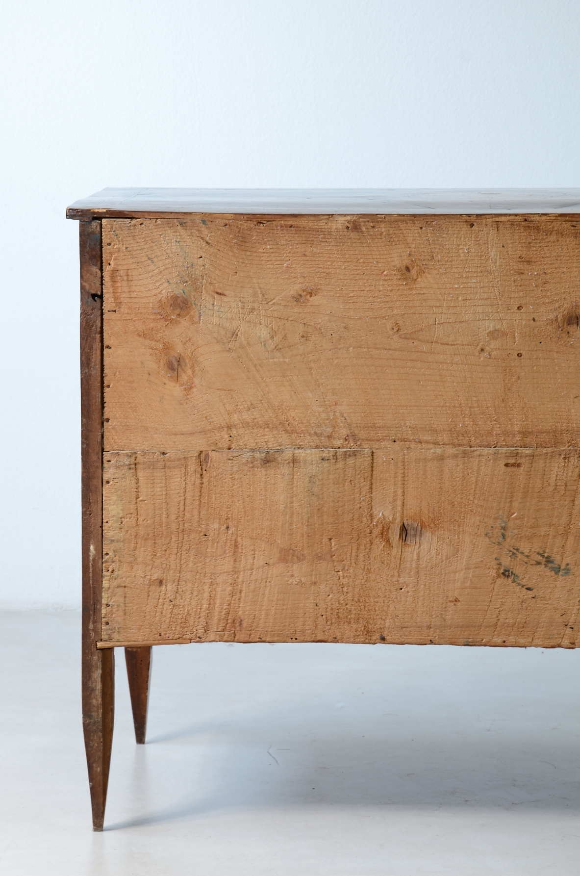 Three-drawer veneered wooden chest with fine wood. Louis XVI period, North Italy, ca. 1780