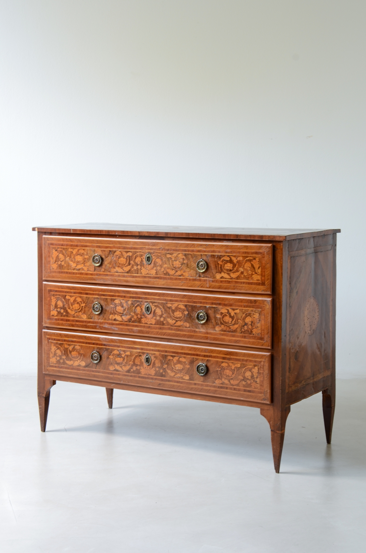 Three-drawer veneered wooden chest with fine wood. Louis XVI period, North Italy, ca. 1780