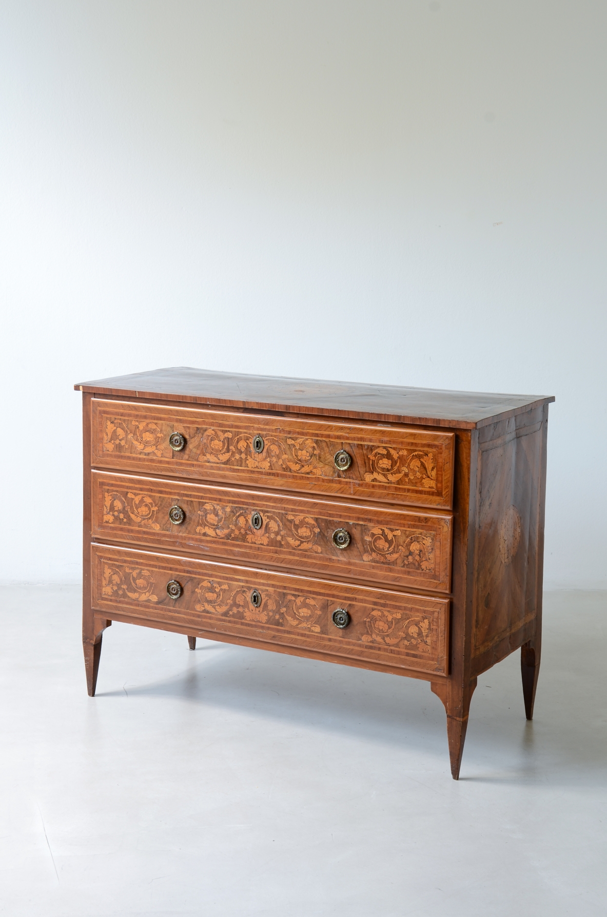 Three-drawer veneered wooden chest with fine wood. Louis XVI period, North Italy, ca. 1780