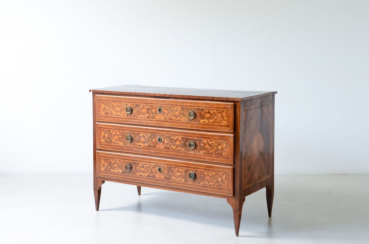 Three-drawer veneered wooden chest with fine wood. Louis XVI period, North Italy, ca. 1780