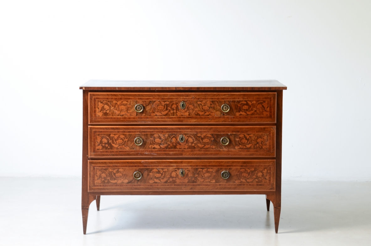Three-drawer veneered wooden chest with fine wood. Louis XVI period, North Italy, ca. 1780