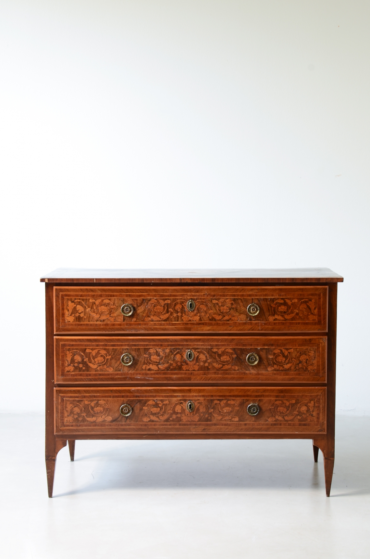 Three-drawer veneered wooden chest with fine wood. Louis XVI period, North Italy, ca. 1780
