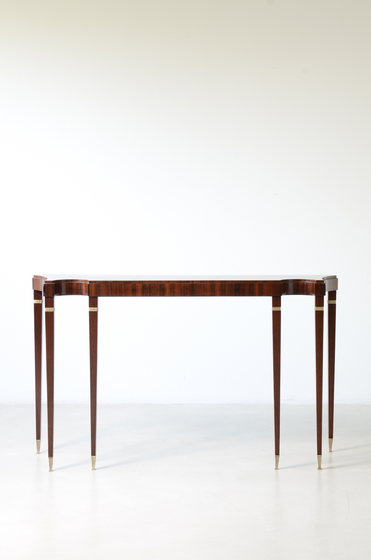 Paolo Buffa console in noce con piano elegantemente sagomato. Manifattura Serafino Arrighi, Italia, 1950ca.