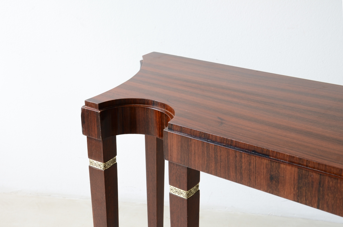 Paolo Buffa Straordinaria console in noce canaletto con piano elegantemente sagomato. Manifattura Serafino Arrighi, Italia, 1950ca.