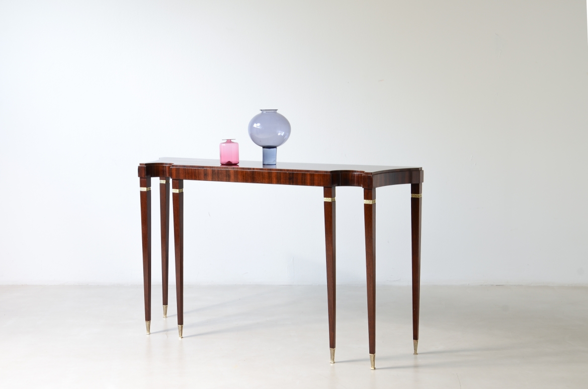 Paolo Buffa console in noce con piano elegantemente sagomato. Manifattura Serafino Arrighi, Italia, 1950ca.