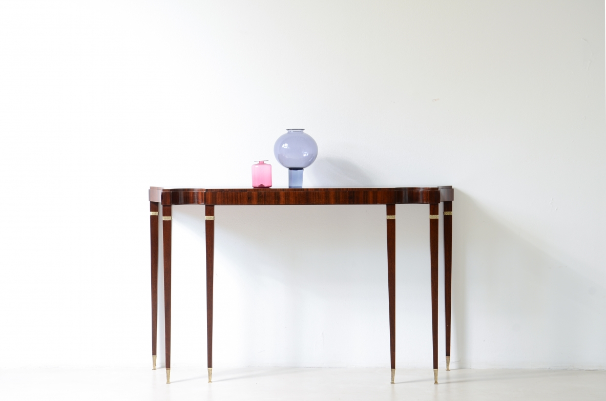 Paolo Buffa Straordinaria console in noce canaletto con piano elegantemente sagomato. Manifattura Serafino Arrighi, Italia, 1950ca.