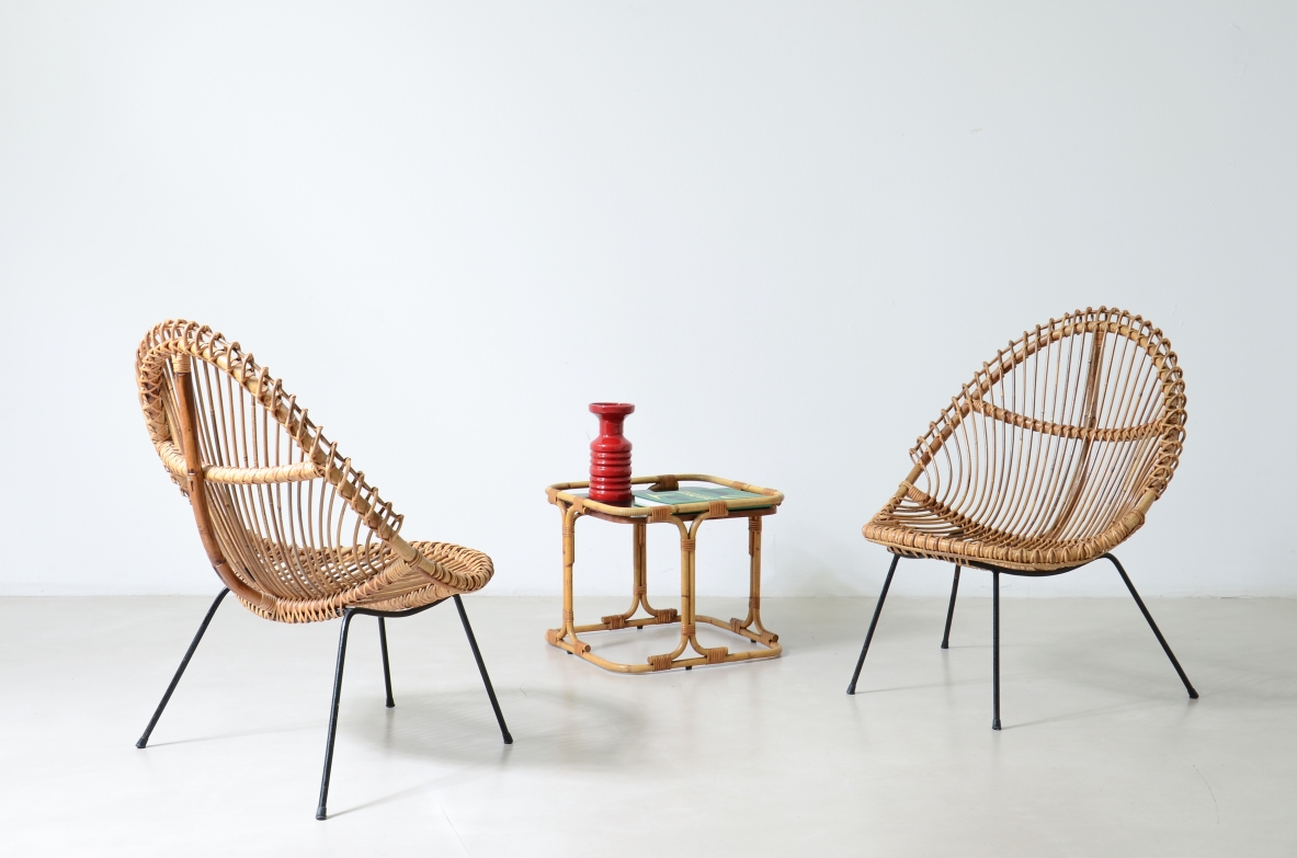 Coppia di poltroncine a uovo in rattan curvato con struttura in tondino di ferro, Italia anni '50.