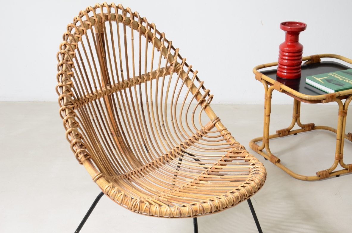 Coppia di poltroncine a uovo in rattan curvato con struttura in tondino di ferro, Italia anni '50.