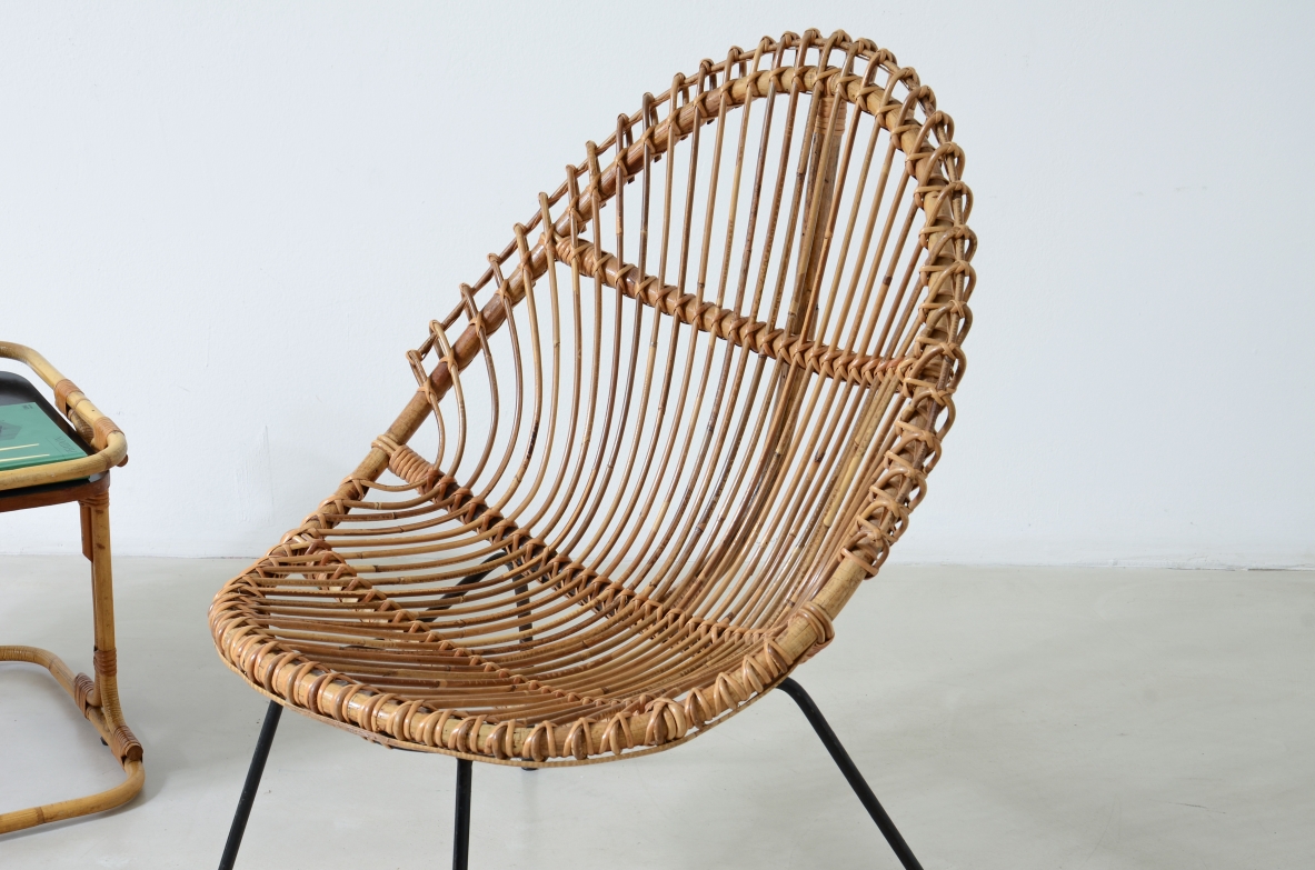 Coppia di poltroncine a uovo in rattan curvato con struttura in tondino di ferro, Italia anni '50.