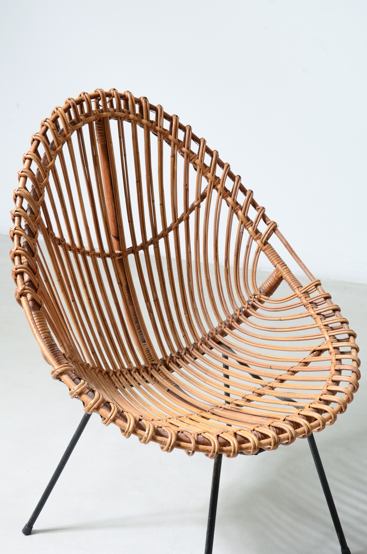 Coppia di poltroncine a pozzetto in rattan curvato, Bonacina Italia, 1950ca.