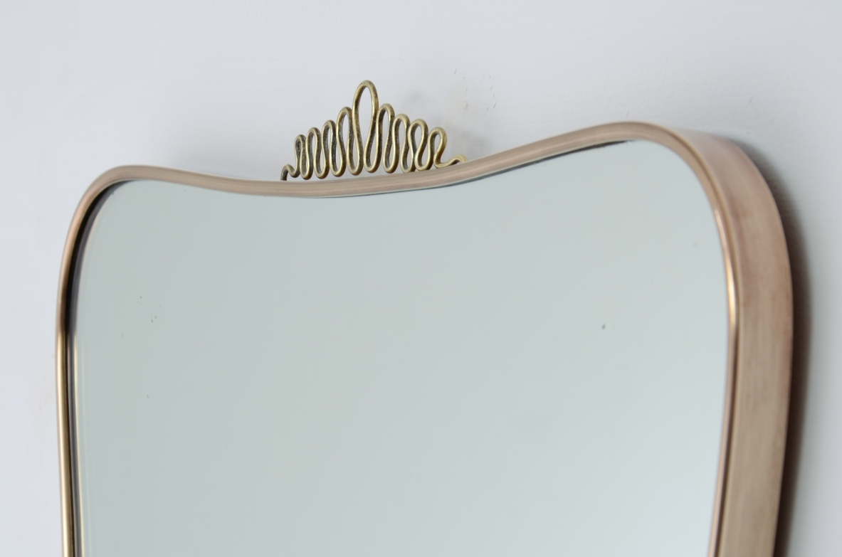 Elegante specchiera con cornice sagomata. Attribuibile a Gio Ponti. Manifattura italiana, anni ’50.