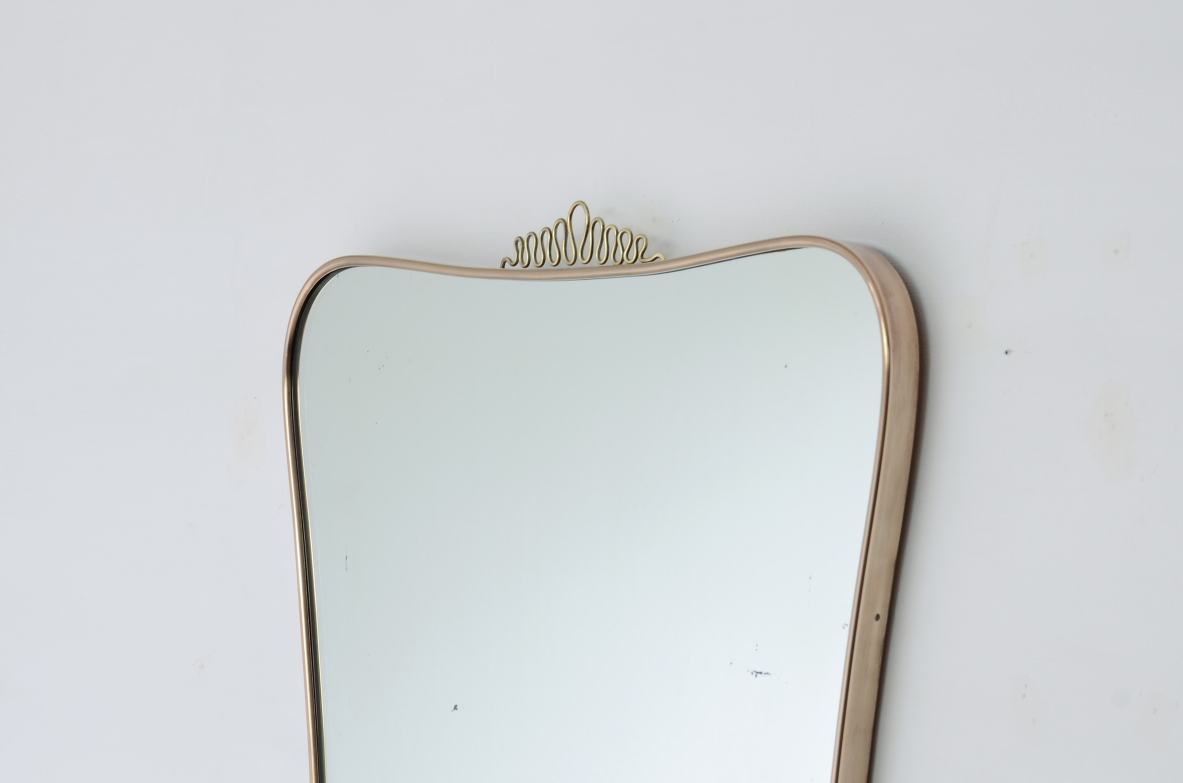 Elegante specchiera con cornice sagomata. Attribuibile a Gio Ponti. Manifattura italiana, anni ’50.