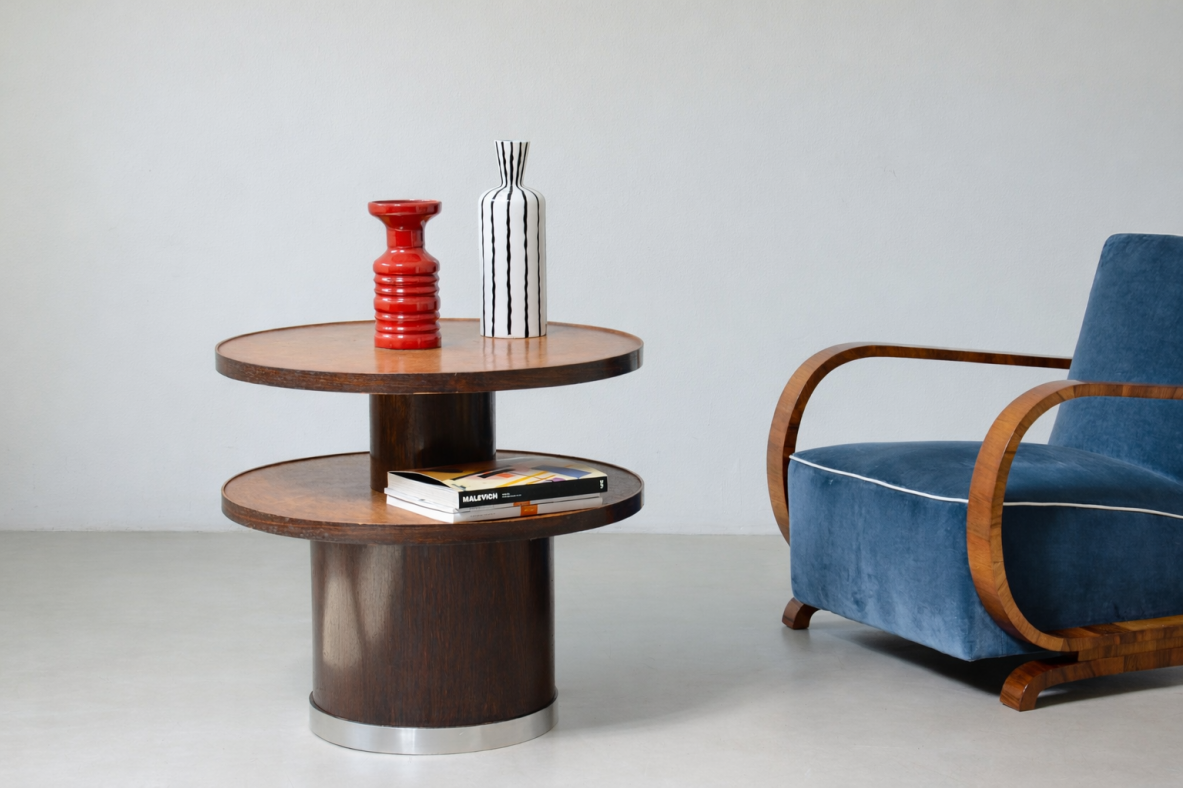 Pedestal table with a turned central base. Italian manufacture, ca. 1925.