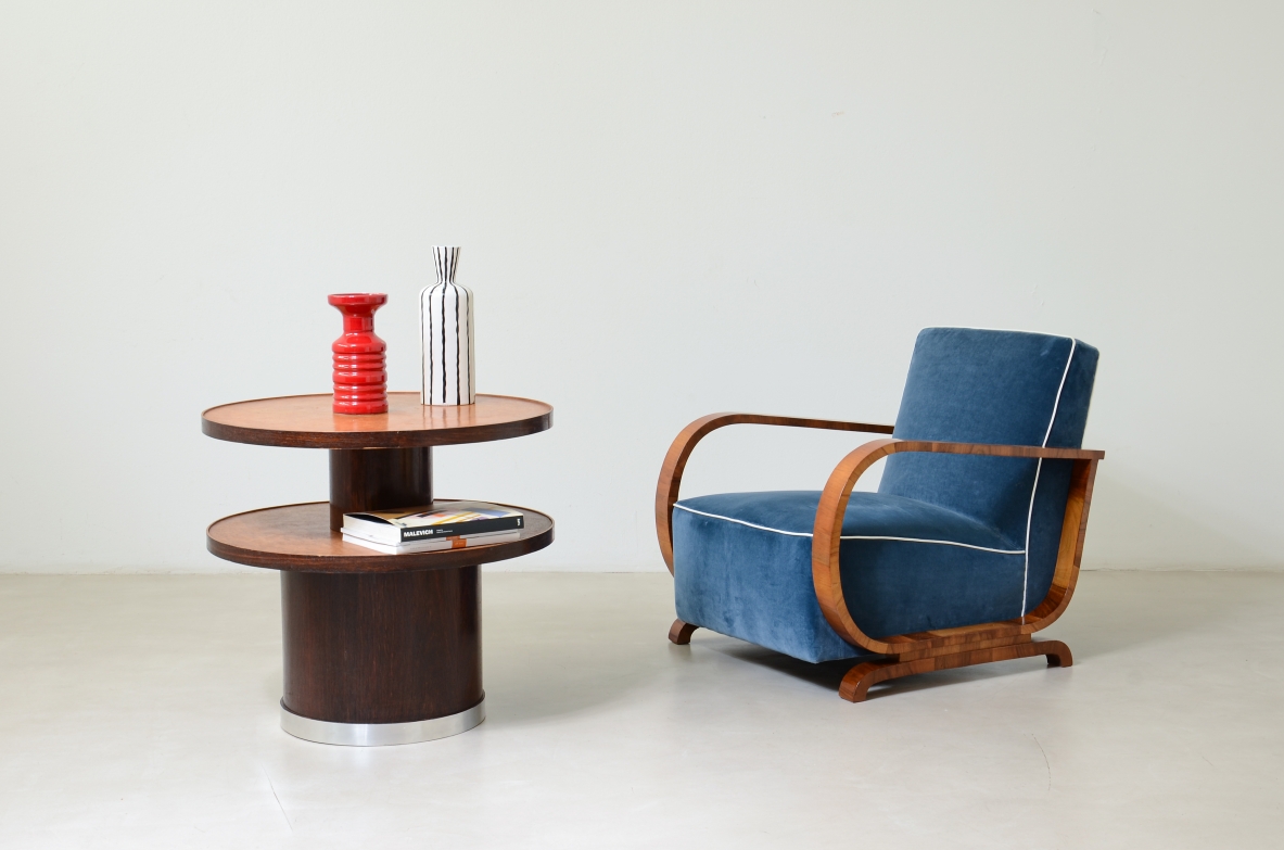 Pedestal table with a turned central base. Italian manufacture, ca. 1925.