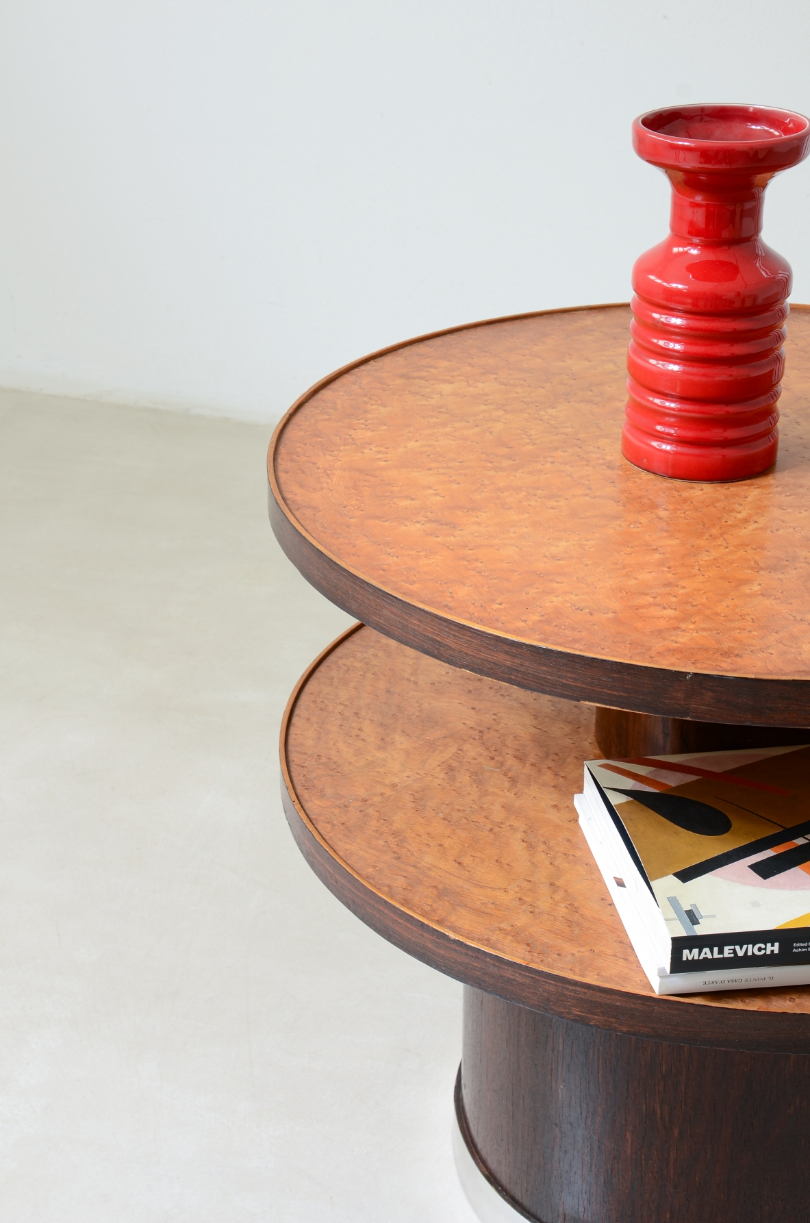 Pedestal table with a turned central base. Italian manufacture, ca. 1925.