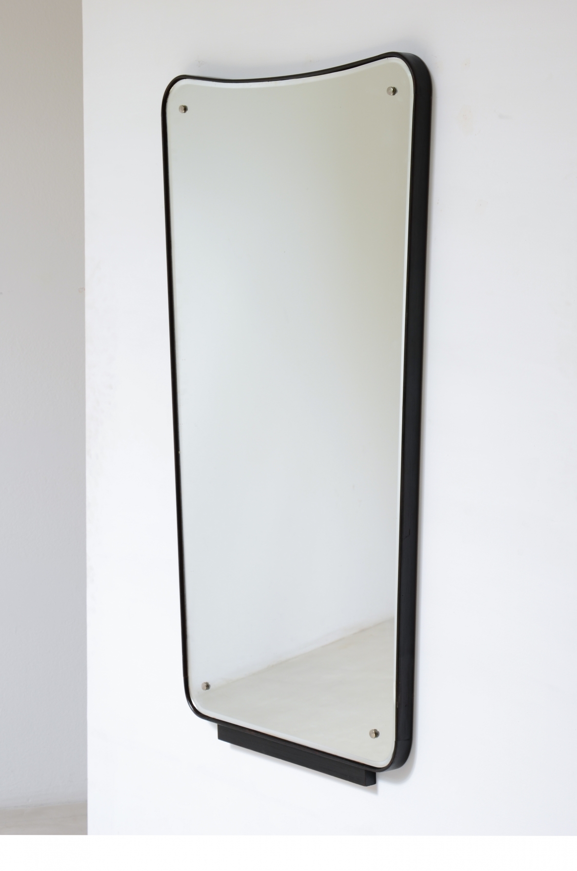 Grande specchiera con cornice in legno sagomato 1950ca.