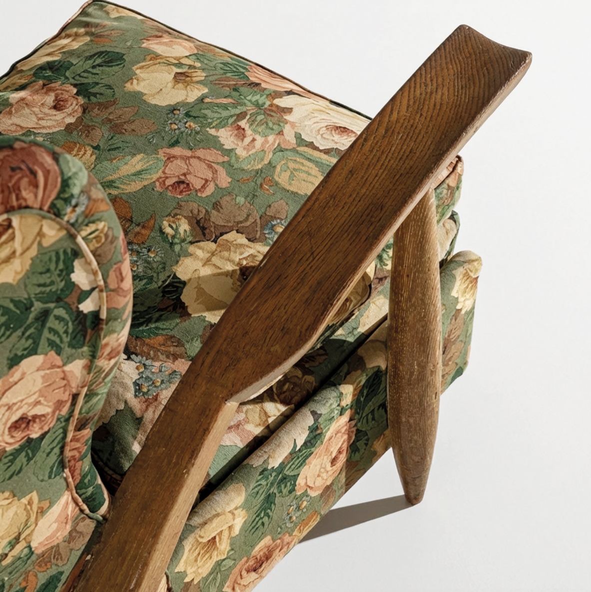 Poltrona bergére in legno di rovere Manifattura Guglielmo Pecorini & Co., 1940.