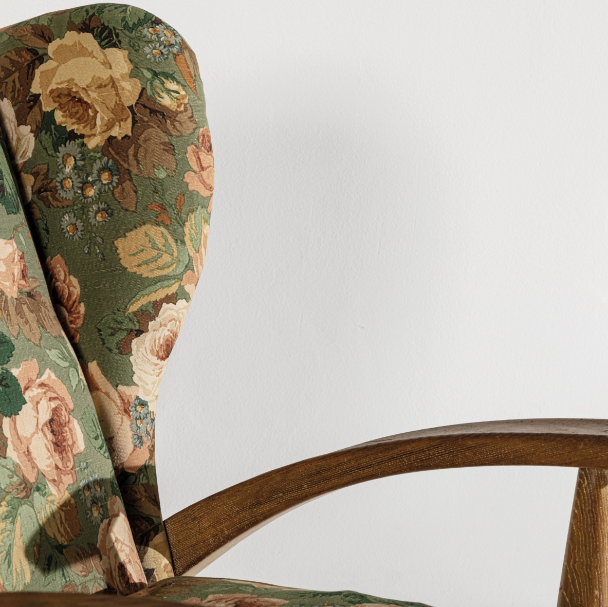 Poltrona bergére in legno di rovere Manifattura Guglielmo Pecorini & Co., 1940.