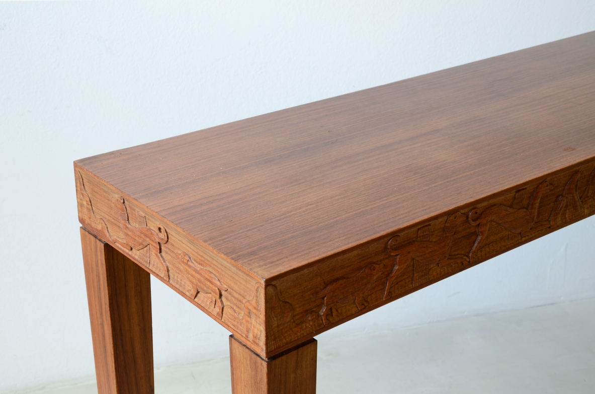 Elegante console in rovere con fascia finemente intagliata con scene di caccia