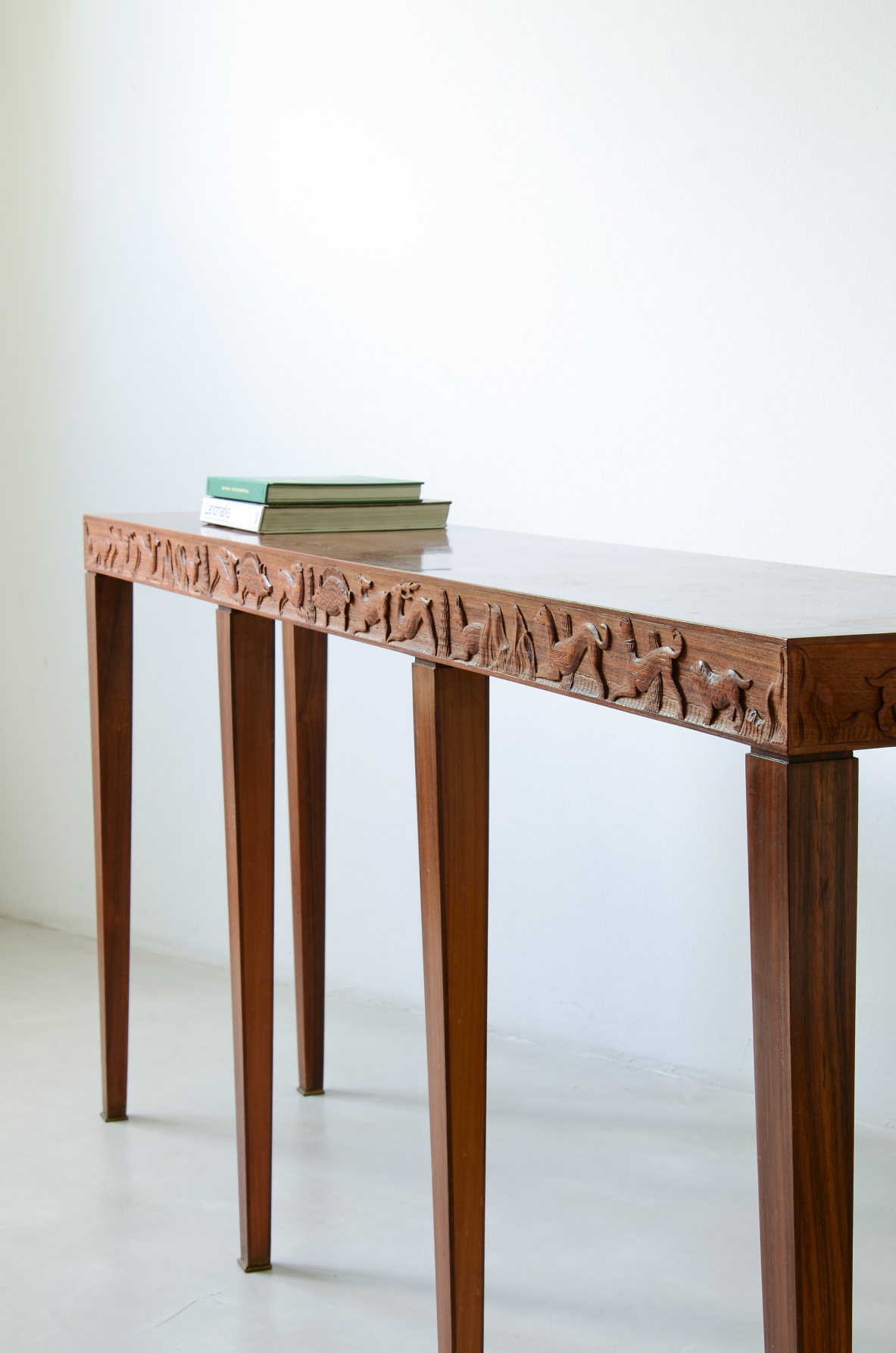 Elegante console in rovere con fascia finemente intagliata con scene di caccia