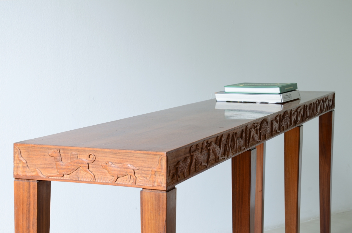 Elegante console in rovere con fascia finemente intagliata con scene di caccia